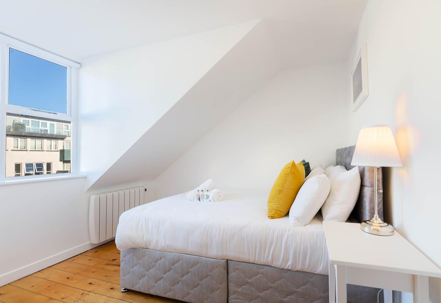 Modern Canal View Home, In City Centre, Sleeps 8 กัลเวย์ ภายนอก รูปภาพ