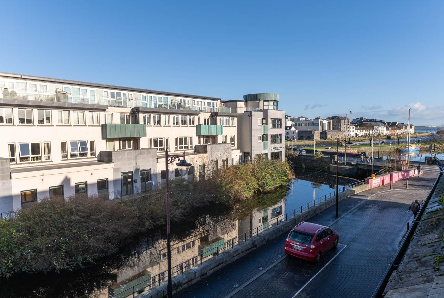 Modern Canal View Home, In City Centre, Sleeps 8 กัลเวย์ ภายนอก รูปภาพ