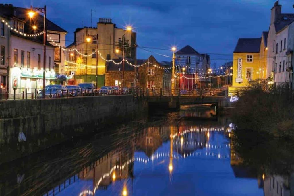 Modern Canal View Home, In City Centre, Sleeps 8 กัลเวย์ ภายนอก รูปภาพ